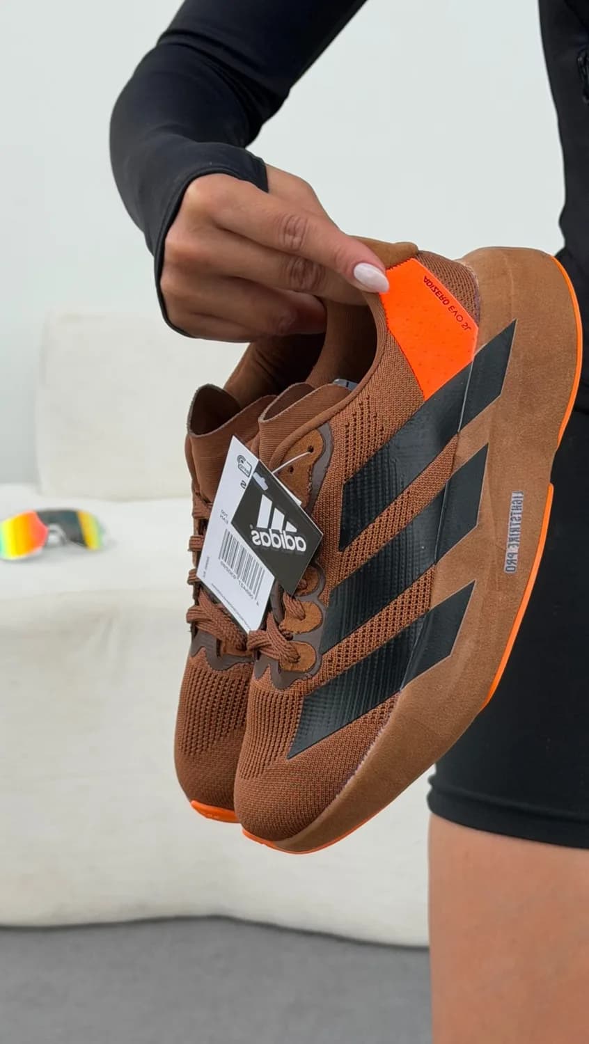 Adidas marrom com listras pretas