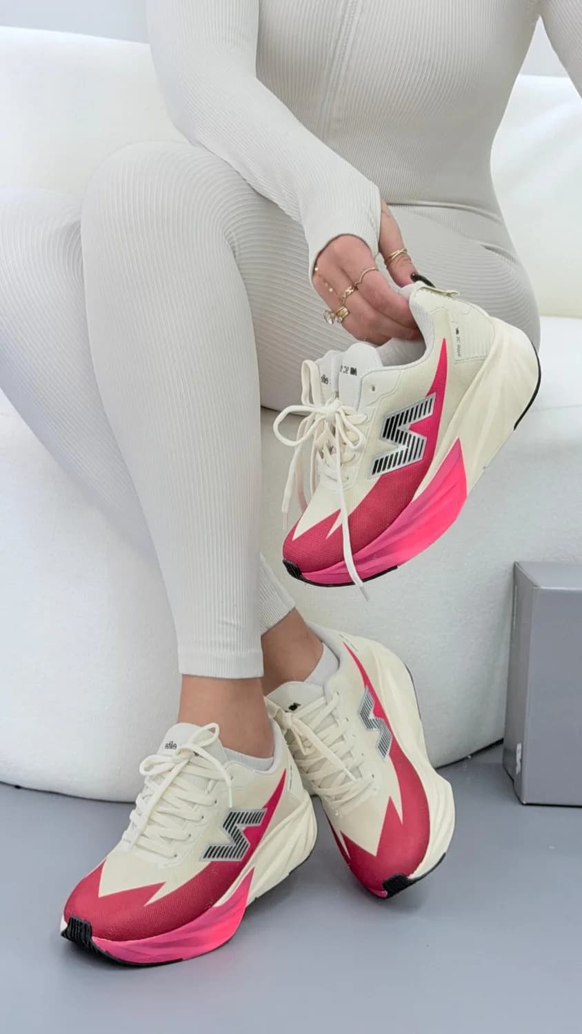 New Balance de corrida creme e rosa