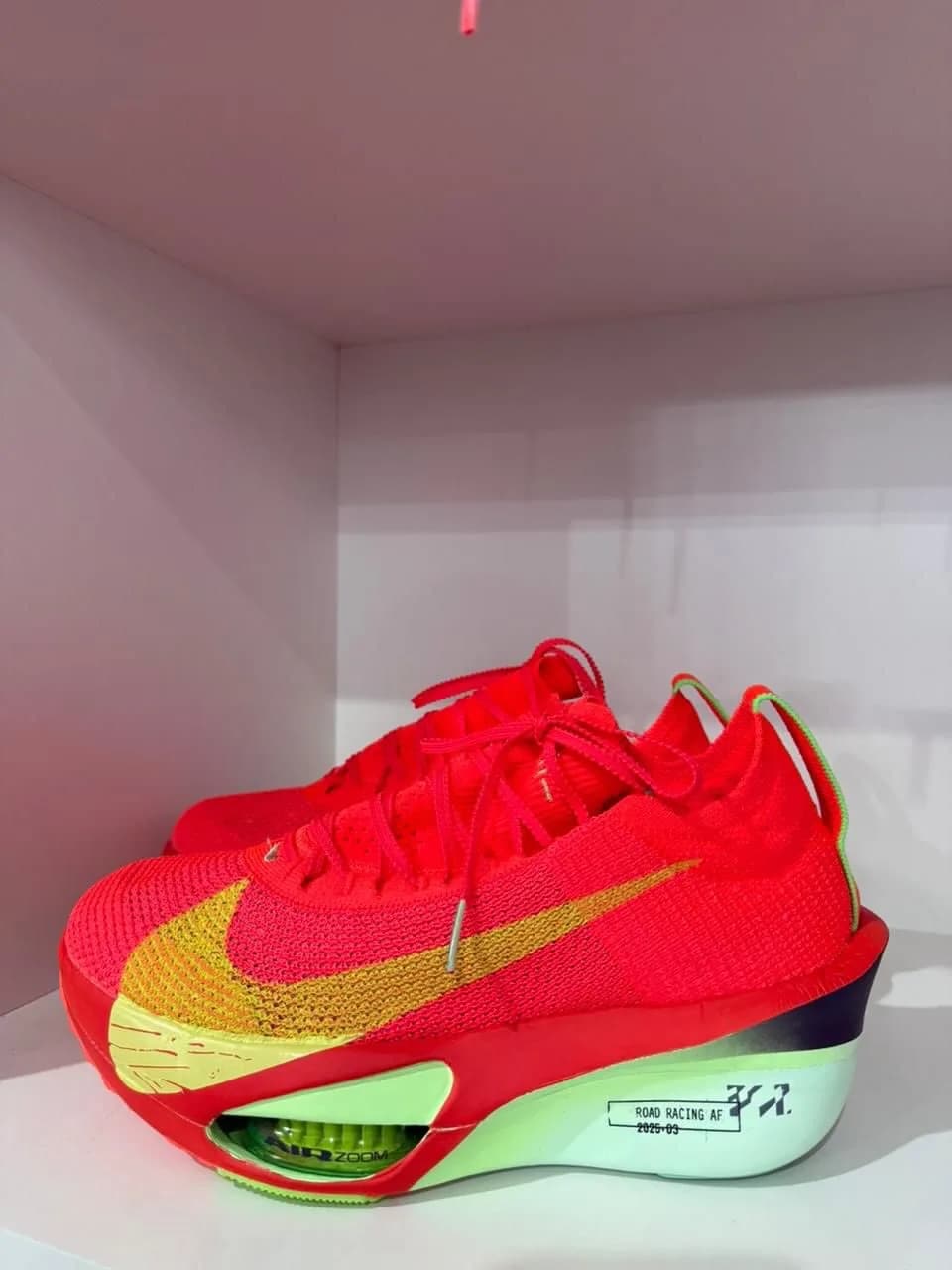 Nike Alphafly vermelho, ângulo 1 de 3