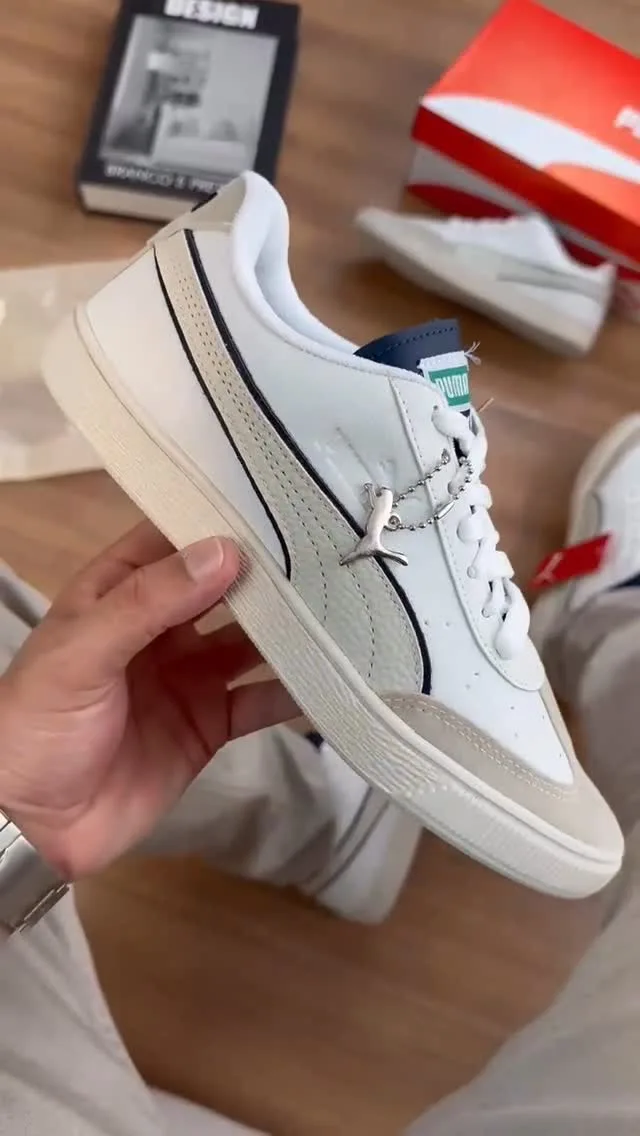 Puma branco e cinza